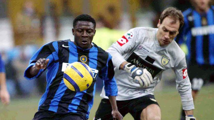 MILAN, ITALY - JANUARY 22: Obafemi Martins of Inter Milan struggles for control of the ball with Luca Marchegiani of Chievo Verona January 22, 2005 at Stadio Giuseppe Meazza in Milan, Italy. (Photo by Newpress/Getty Images) Torino-Chievo, la Top 11 dei doppi ex: Marchegiani tra i pali del 4-3-3- immagine 1