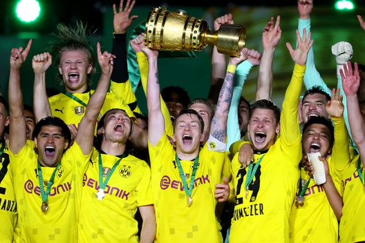Berlino, Germania - 13 maggio 2021: Marco Reus alza il trofeo della DFB-Pokal festeggiando coi suoi compagni di squadra. (Foto di Martin Rose/Getty Images) Mondiale per Club: Borussia Dortmund, la big della Bundesliga- immagine 3