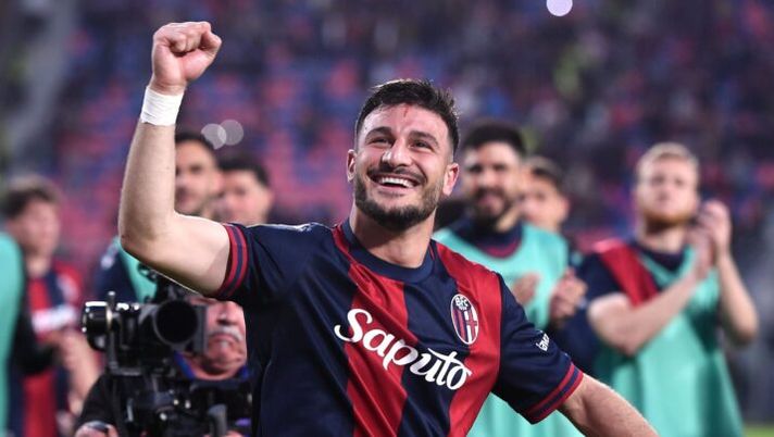 BOLOGNA, ITALY - APRIL 20: Riccardo Orsolini of Bologna celebrates during the Serie A match between Bologna and FC Internazionale at Stadio Renato Dall'Ara on April 20, 2025 in Bologna, Italy. (Photo by Alessandro Sabattini/Getty Images) Fantacalcio, ruoli ufficiali: la scelta su Orsolini, Berna, Vazquez, Diao, Odgaard, Lang e Gudmundsson - immagine 1