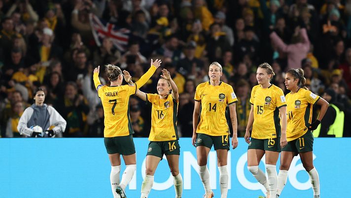 SYDNEY, AUSTRALIA - AUGUST 07: Hayley Raso (2nd L) of Australia celebrates with teammates after scoring her team's second goal during the FIFA Women's World Cup Australia & New Zealand 2023 Round of 16 match between Australia and Denmark at Stadium Australia on August 07, 2023 in Sydney, Australia. (Photo by Brendon Thorne/Getty Images ) Mondiali femminili, Foord e Raso mandano l’Australia ai quarti: Danimarca fuori - immagine 1
