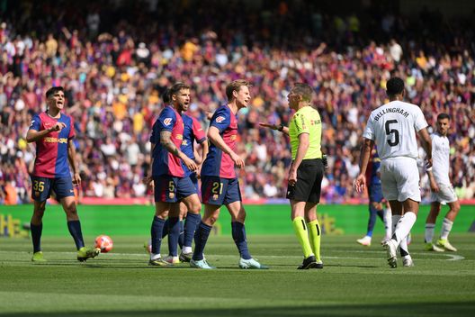 Le proteste del Barcellona verso l'arbitro nella sfida con il Real Madrid. (Foto di David Ramos/Getty Images) Barcellona-Real Madrid, l’audio del Var fa discutere: “Meno male…”- immagine 3