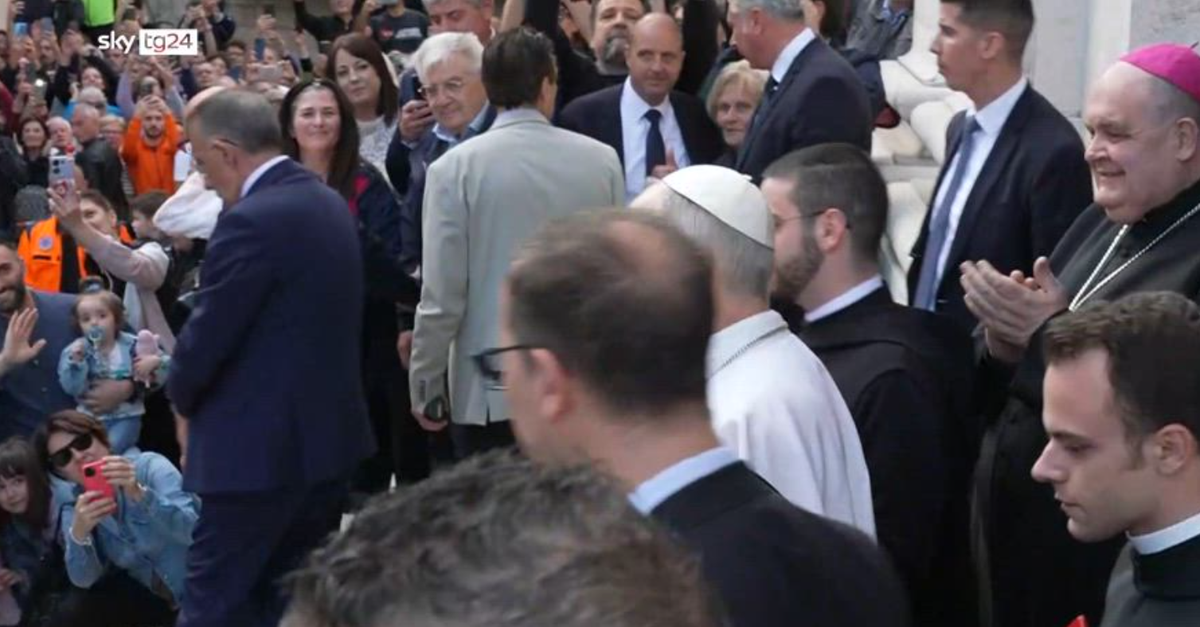 VIDEO/ Papa Leone XIV prega sulla tomba del predecessore Francesco