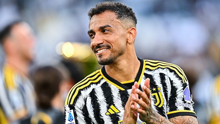 TURIN, ITALY - MAY 25: Danilo of Juventus greets the fans and celebrates the victory during the last championship game after the Serie A TIM match between Juventus and AC Monza at Allianz Stadium on May 25, 2024 in Turin, Italy. (Photo by Juventus FC/Juventus FC via Getty Images) Danilo: “Al momento è impossibile che lasci la Juve. Il nuovo progetto con Thiago Motta…” - immagine 1