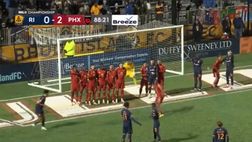 VIDEO / Schema su punizione in area perfetto: gol da applausi