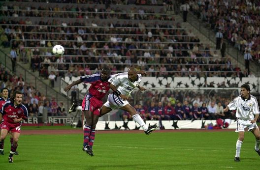 Anelka segna il gol decisivo in trasferta durante la semifinale di ritorno di Champions League Bayern Monaco-Real Madrid. 9 maggio 2000. Crediti obbligatori: Ross Kinnaird/ALLSPORT