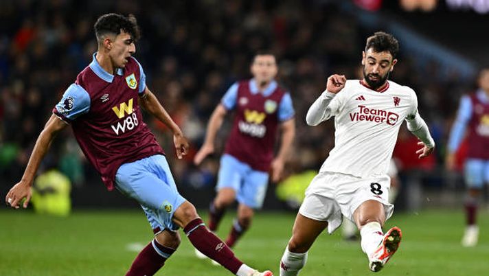 BURNLEY, ENGLAND - SEPTEMBER 23: Ameen Al-Dakhil of Burnley and Bruno Fernandes of Manchester United challenge during the Premier League match between Burnley and Manchester United at Turf Moor on September 23, 2023 in Burnley, England. (Photo by Will Palmer/Sportsphoto/Allstar via Getty Images) Ex Serie A – Prodezza di Bruno, harakiri di Rigoni. In gol anche Digne!- immagine 2