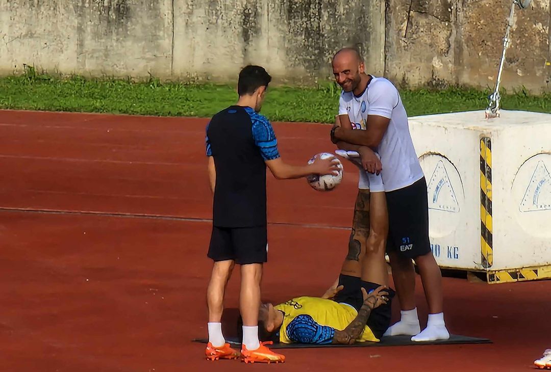 GALLERY Di Lorenzo fa stretching a fine allenamento in solitaria - immagine 6