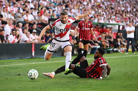 Scatto della partita tra Rayo Vallecano e Skhendija di Conference League. (Foto di Denis Doyle/Getty Images) Il Rayo Vallecano gioca su un campo più largo in LaLiga e più stretto in Europa, ecco il motivo- immagine 2