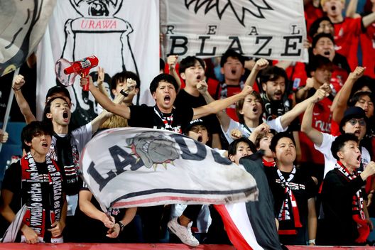 I tifosi dell'Urawa Red Diamonds in trasferta ad Hanoi, nel 2022. (Foto di Minh Hoang/Getty Images) Alla scoperta dell’Urawa Red Diamonds, una delle avversarie dell’Inter- immagine 2