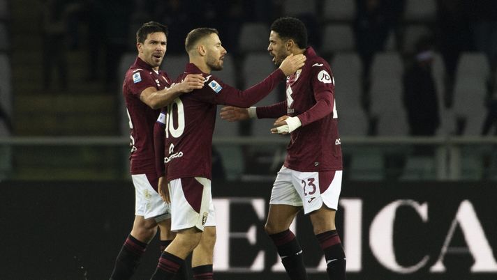 TURIN, ITALY - DECEMBER 13: (L-R) Giovanni Simeone of Torino FC,Saul Coco of Torino FC and Nikola Vlasic of Torino FC celebrates a victory for 1-0 against US Cremonese during the Serie A match between Torino FC and US Cremonese at Stadio Olimpico Grande Torino on December 13, 2025 in Turin, Italy. (Photo by Stefano Guidi - Torino FC/Torino FC 1906 via Getty Images) Torino, le reazioni social dei giocatori: Simeone festeggia il rientro - immagine 1