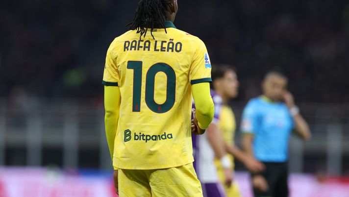 MILAN, ITALY - OCTOBER 19: Rafael Leao of AC Milan in action during the Serie A match between AC Milan and ACF Fiorentina at Giuseppe Meazza Stadium on October 19, 2025 in Milan, Italy. (Photo by Claudio Villa/AC Milan via Getty Images) leao-i-gol-alla-fiorentina-e-la-trasposizione-del-corto-muso-di-allegri