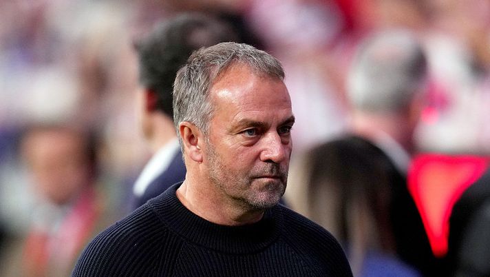 MADRID, SPAIN - APRIL 04: Hansi Flick, Head Coach of FC Barcelona, looks on during the LaLiga EA Sports match between Atletico de Madrid and FC Barcelona at Riyadh Air Metropolitano on April 04, 2026 in Madrid, Spain. (Photo by Aitor Alcalde/Getty Images) Barcellona, Flick sull’episodio di Pubill: “Contento che il club sia vicino a noi, è stato ingiusto” - immagine 1