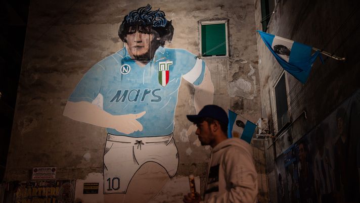 NAPLES, ITALY - NOVEMBER 25: The mural created in 1989 dedicated to Diego Armando Maradona in the Spanish Quarters which has become a symbolic place for fans and lovers of the Pibe de Oro on November 25, 2021 in Naples, Italy. A year on after the football star's death, Maradona is still the idol of all Neapolitans, marked by tributes all over the city. (Photo by Ivan Romano/Getty Images) Murales Maradona, è il secondo sito più visitato d’Italia: battuti gli Uffizi - immagine 1