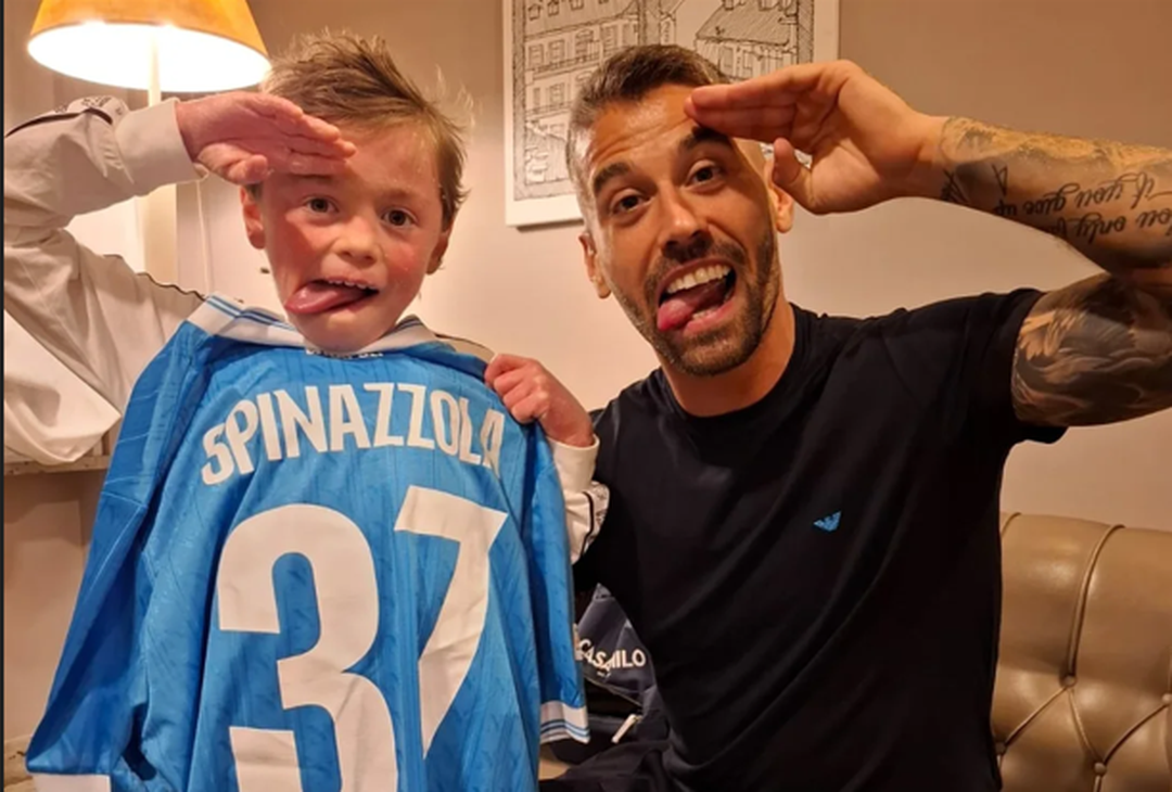 De Bruyne e Spinazzola, cuori d’oro: esultanza con un piccolo tifoso – LA GALLERY - immagine 3