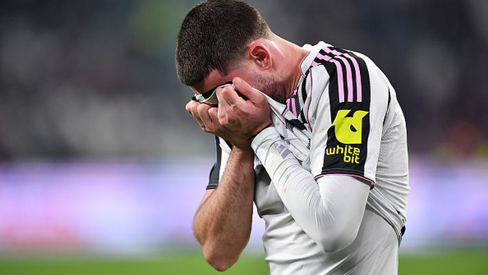 TORINO, ITALIA - 29 NOVEMBRE: Dusan Vlahovic della Juventus FC è infortunato durante la partita di Serie A tra Juventus FC e Cagliari Calcio all'Allianz Stadium il 29 novembre 2025 a Torino, Italia. (Foto di Valerio Pennicino/Getty Images) Juventus, Vlahovic si è operato: la nota del club e i tempi di recupero - immagine 1