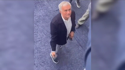 VIDEO – Mourinho, siparietto con alcuni studenti: “Saluto i romanisti, non i laziali”