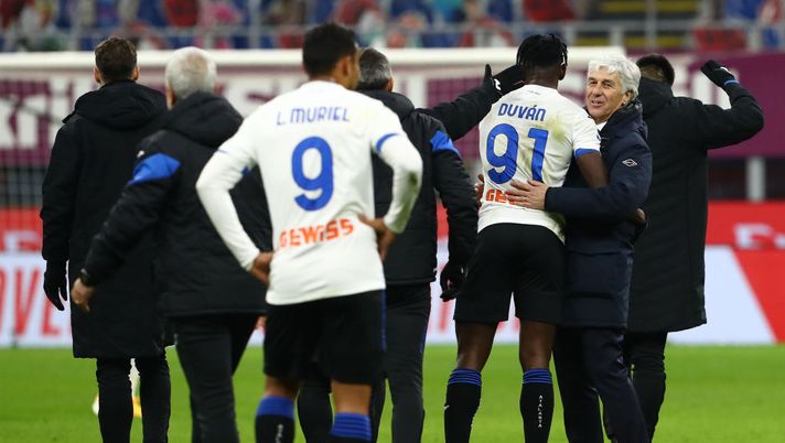 MILAN, ITALY - JANUARY 23: Gian Piero Gasperini, Head Coach of Atalanta BC and Duvan Zapata of Atalanta B.C. celebrate following their side's victory in the Serie A match between AC Milan and Atalanta BC at Stadio Giuseppe Meazza on January 23, 2021 in Milan, Italy. Sporting stadiums around Italy remain under strict restrictions due to the Coronavirus Pandemic as Government social distancing laws prohibit fans inside venues resulting in games being played behind closed doors. (Photo by Marco Luzzani/Getty Images) Atalanta, Gasperini: “Zapata giocatore completamete recuperato” - immagine 1