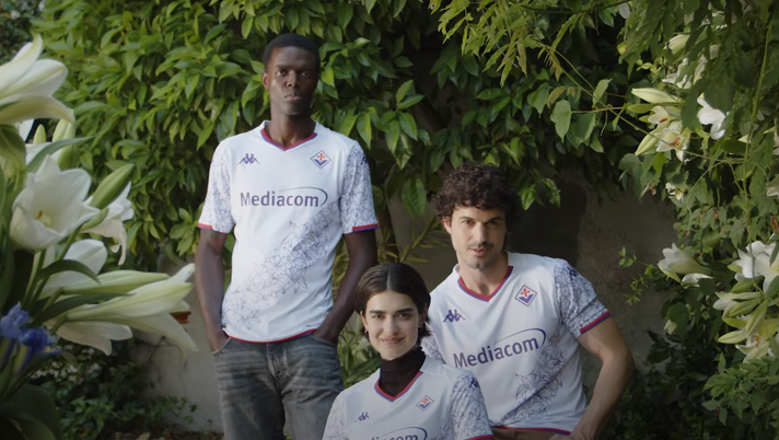 Presentata la seconda maglia della Fiorentina. Protagonisti i fiori - immagine 1