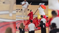 VIDEO / Conor McGregor manda al pronto soccorso la mascotte dei Miami Heat