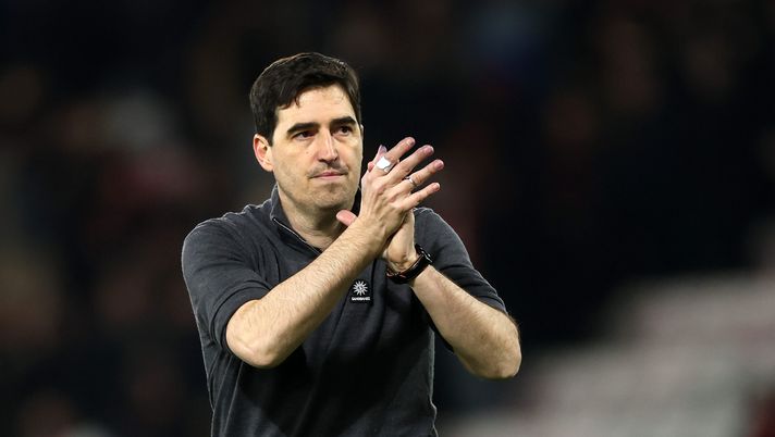 BOURNEMOUTH, ENGLAND - MARCH 03: Andoni Iraola, Manager of Bournemouth salutes the supporters during the Premier League match between Bournemouth and Brentford at Vitality Stadium on March 03, 2026 in Bournemouth, England. (Photo by Eddie Keogh/Getty Images) Iraola verso l’addio al Bournemouth: Marco Rose in pole per la panchina - immagine 1