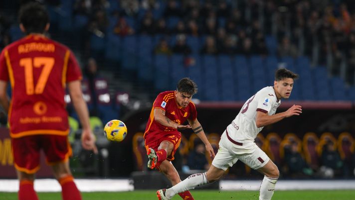 ROME, ITALY - FEBRUARY 26: Paulo Dybala of AS Roma scores the second goal for his team during the Serie A TIM match between AS Roma and Torino FC at Stadio Olimpico on February 26, 2024 in Rome, Italy. (Photo by Fabio Rossi/AS Roma via Getty Images) Roma-Torino 3-2, il tabellino: due ammoniti tra le fila dei granata - immagine 1