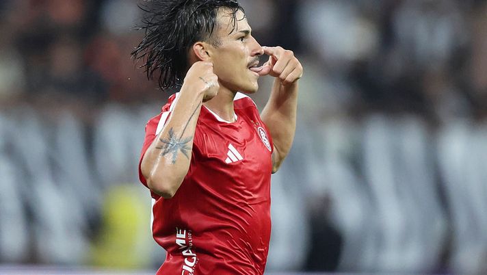 SAO PAULO, BRAZIL - APRIL 05: Alexandro Bernabei of Internacional celebrates after scoring the first goal of his team during a Brasileirao 2026 match between Corinthians and Internacional at Neo Quimica Arena on April 05, 2026 in Sao Paulo, Brazil. (Photo by Alexandre Schneider/Getty Images) La Fiorentina guarda in Brasile: piace un terzino dell’Internacional - immagine 1