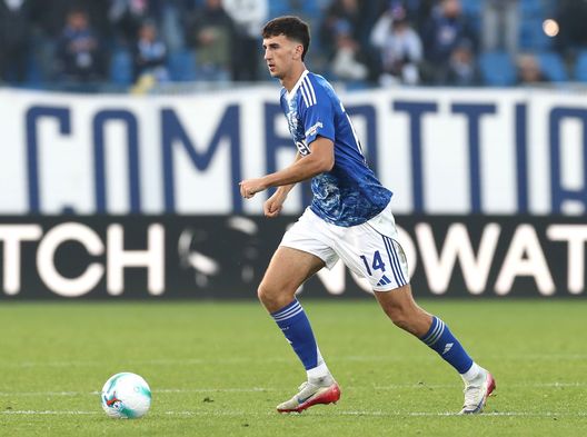 COMO, ITALY - NOVEMBER 08: Jacobo Ramon of Como 1907 in action during the Serie A match between Como 1907 and Cagliari Calcio at Giuseppe Sinigaglia Stadium on November 08, 2025 in Como, Italy. (Photo by Marco Luzzani/Getty Images)