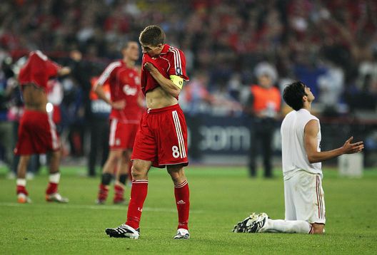 ATHENS, GREECE - MAY 23: A dejected Steven Gerrard of Liverpool looks on, whilst Kaka (R) of Milan celebrrates his teams 2-1 victory during the UEFA Champions League Final match between Liverpool and AC Milan at the Olympic Stadium on May 23, 2007 in Athens, Greece. (Photo by Laurence Griffiths/Getty Images) Milan e Liverpool: dopo Istanbul c’è sempre Atene- immagine 2