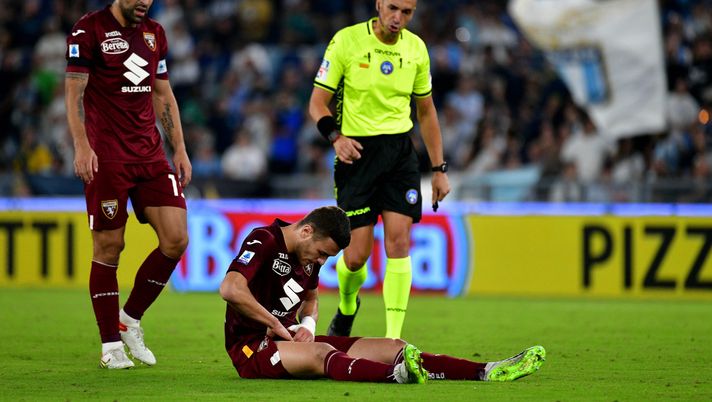 ROME, ITALY - SEPTEMBER 27: Alessandro Buongiorno of Torino FC injured during the Serie A TIM match between SS Lazio and Torino FC at Stadio Olimpico on September 27, 2023 in Rome, Italy. (Photo by Marco Rosi - SS Lazio/Getty Images) Torino, giorni decisivi per Buongiorno. Tra oggi e domani il verdetto sul difensore di Juric - immagine 1