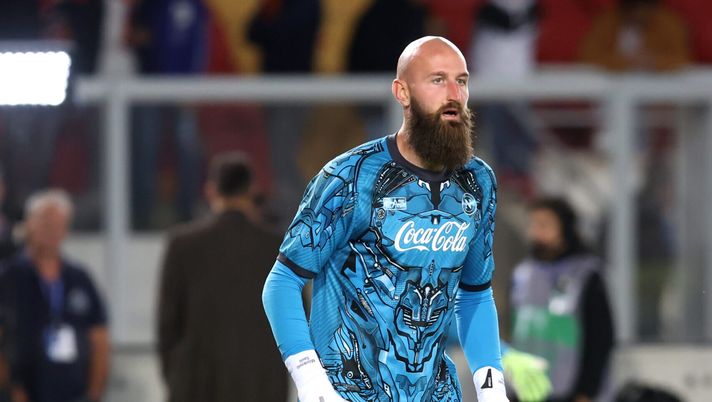LECCE, ITALY - OCTOBER 28: Vanja Milinkovic-Savic of SSC Napoli warms up prior the Serie A match between US Lecce and SSC Napoli at Stadio Via del Mare on October 28, 2025 in Lecce, Italy. (Photo by Maurizio Lagana/Getty Images) trevisani milinkovic