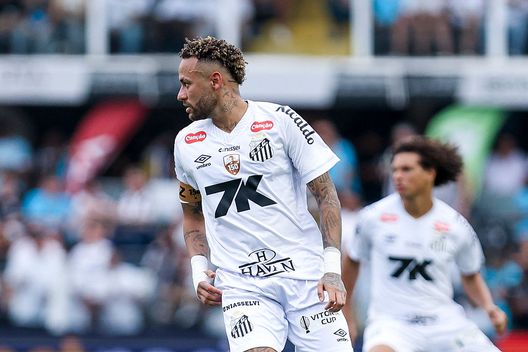 Santos, Brasile - 7 dicembre 2025: Neymar Junior durante la partita contro il Cruzeiro. (Foto di Ricardo Moreira/Getty Images) Dopo 13 anni, Neymar rincontra Matheus: il bambino malato di leucemia che gli chiese la “dancinha”- immagine 2