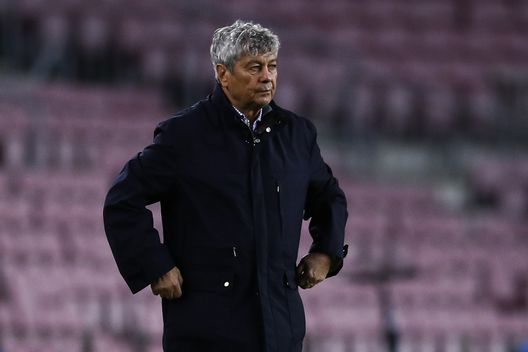 BARCELLONA, SPAGNA - 4 NOVEMBRE: Mircea Lucescu, allenatore della Dinamo Kiev, osserva la partita del Gruppo G di UEFA Champions League tra FC Barcelona e Dinamo Kiev al Camp Nou il 4 novembre 2020 a Barcellona, Spagna. (Foto di Eric Alonso/Getty Images)