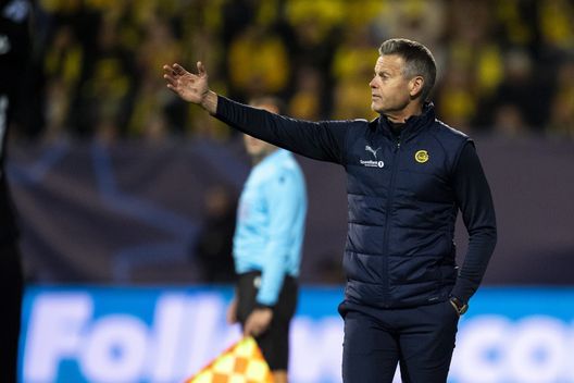 BODØ, NORVEGIA - 30 SETTEMBRE: L’allenatore del Bodø/Glimt, Kjetil Knutsen, durante la partita della fase campionato (2ª giornata) della UEFA Champions League 2025/26 tra FK Bodø/Glimt e Tottenham Hotspur all’Aspmyra Stadion il 30 settembre 2025 a Bodø, Norvegia. Bodo/Glimt, parla Knutsen: “Il sintetico può aiutarci”! E su Bastoni…- immagine 2