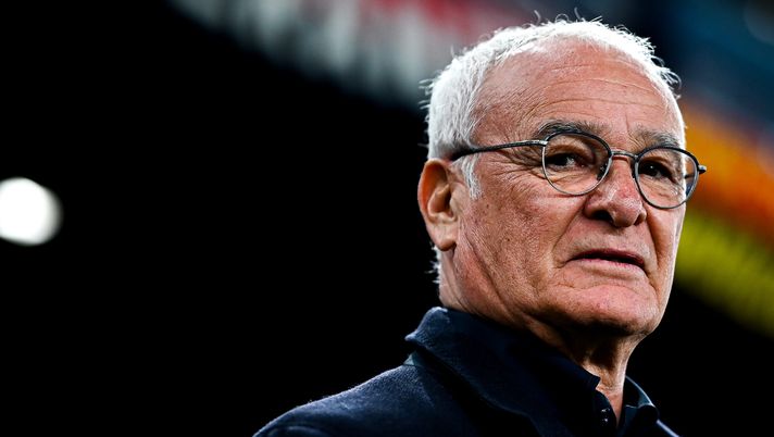 GENOA, ITALY - APRIL 29: Claudio Ranieri, head coach of Cagliari, looks on prior to kick-off in the Serie A TIM match between Genoa CFC and Cagliari at Stadio Luigi Ferraris on April 29, 2024 in Genoa, Italy. (Photo by Simone Arveda/Getty Images) Cagliari, Ranieri: “Complimenti al Genoa, noi abbiamo fatto troppo poco. E su Mina…” - immagine 1