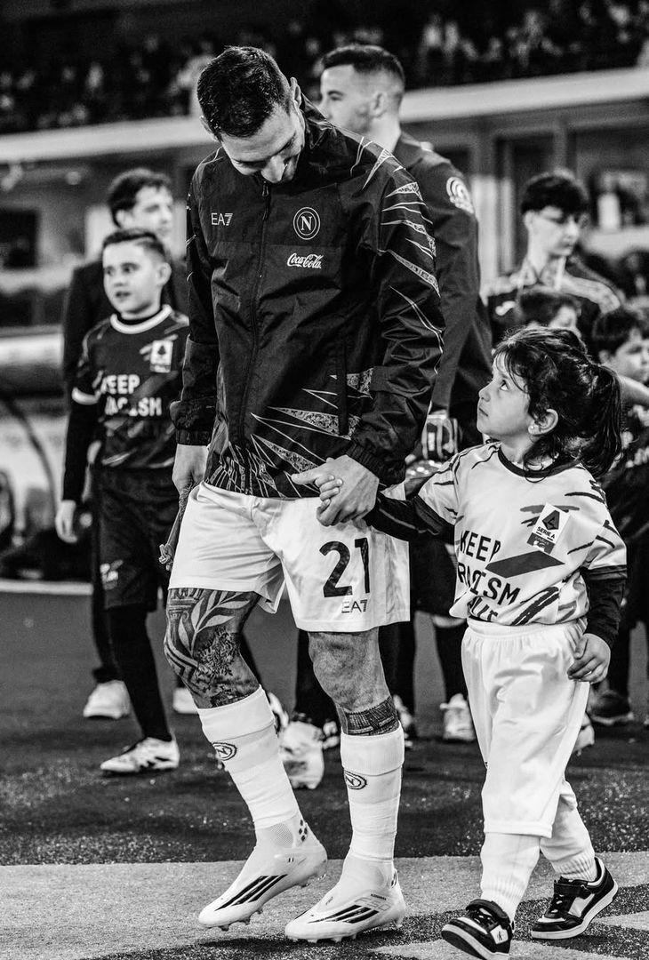 La frustrazione per il pareggio subito al primo tiro in porta e l'emozione di riuscire a portare i tre punti a casa a tempo scaduto: due facce della stessa medaglia che compongono il riassunto 'in bianco e nero' di Hellas Verona-Napoli realizzato dall'admin dell'account Instagram della compagine partenopea.