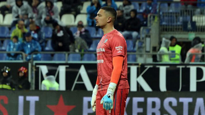 CAGLIARI, ITALY - JANUARY 31: Elia Caprile of Cagliari looks on during the Serie A match between Cagliari Calcio and Hellas Verona FC at Stadio Sant'Elia on January 31, 2026 in Cagliari, Italy. (Photo by Enrico Locci/Getty Images) I voti di Cagliari-Lecce al fanta: Gabriel come Gandelman e Palestra come Kilicsoy, Caprile affonda! Stulic… - immagine 1