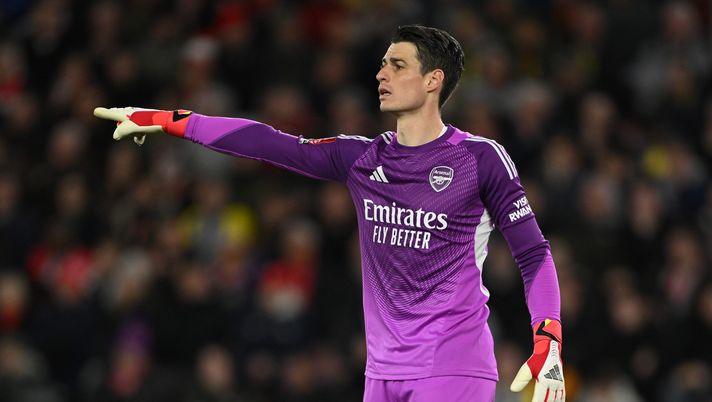 SOUTHAMPTON, ENGLAND - APRIL 04: Kepa Arrizabalaga of Arsenal points during the Emirates FA Cup Quarter Final match between Southampton and Arsenal on April 04, 2026 in Southampton, England. (Photo by Mike Hewitt/Getty Images) Inter, il vice Martinez dalla Premier? ‘Mr 80 mln’ vuole eguagliare Eto’o-Seedorf - immagine 1