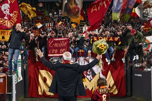 Claudio Ranieri della Roma festeggia con i tifosi al termine della partita di Serie A tra Roma e Milan allo Stadio Olimpico il 18 maggio 2025 a Roma Serie A 2025/26: dal Napoli alla Cremonese, le 20 squadre della massima serie- immagine 4