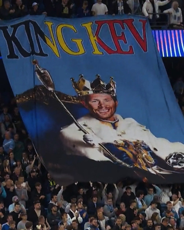 De Bruyne torna a Manchester, che accoglienza! Cori e striscioni per lui – FOTO- immagine 2