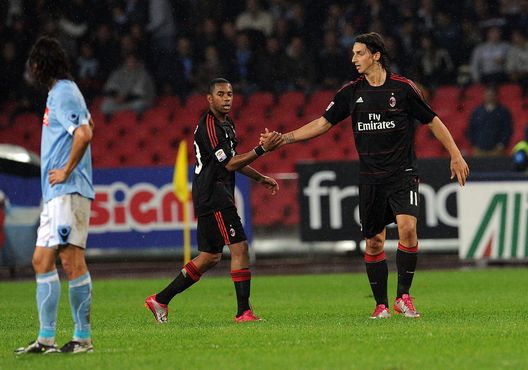 NAPLES, ITALY - OCTOBER 25: Zlatan Ibrahimovic of MIlan celebrates after scoring the goal 0-2 during the Serie A match between SSC Napoli and AC Milan at Stadio San Paolo on October 25, 2010 in Naples, Italy. (Photo by Giuseppe Bellini/Getty Images) Milan e Napoli: da Maradona e Van Basten a Kvara e Leao- immagine 9