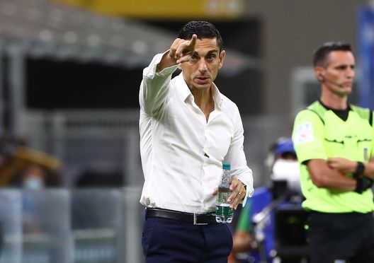 MILAN, ITALY - JULY 13: Torino FC coach Longo Moreno issues instructions to his player during the Serie A match between FC Internazionale and Torino FC at Stadio Giuseppe Meazza on July 13, 2020 in Milan, Italy. (Photo by Marco Luzzani/Getty Images)