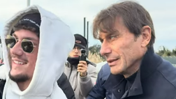 Conte, selfie e siparietto con i tifosi dopo la fine dell’allenamento