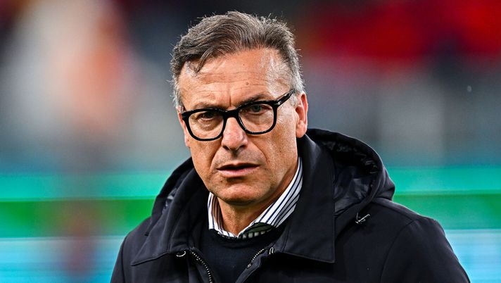 GENOA, ITALY - OCTOBER 29: Simone Giacchetta, sports manager of Cremonese, looks on prior to kick-off in the Serie A match between Genoa CFC and US Cremonese at Luigi Ferraris Stadium on October 29, 2025 in Genoa, Italy. (Photo by Simone Arveda/Getty Images) Cremonese, il ds Giacchetta: “Non ci aspettavamo questo inizio. Mercato? Magari con la Roma…” - immagine 1