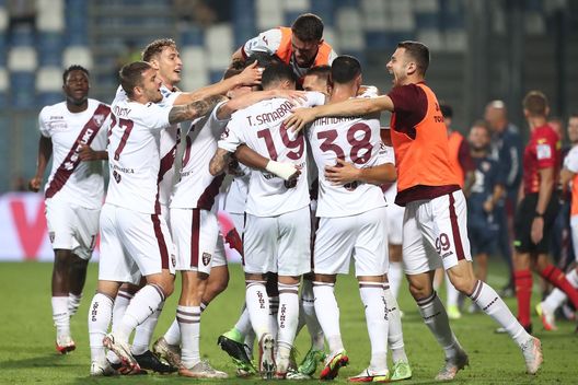 REGGIO NELL'EMILIA, ITALY - SEPTEMBER 17: Marko Pjaca of Torino FC celebrates after scoring the first goal for his team with his team-mates during the Serie A match between US Sassuolo and Torino FC at Mapei Stadium - Citta' del Tricolore on September 17, 2021 in Reggio nell'Emilia, Italy. (Photo by Marco Luzzani/Getty Images) La vittoria contro il Sassuolo dal Toro che non ti aspetti- immagine 2