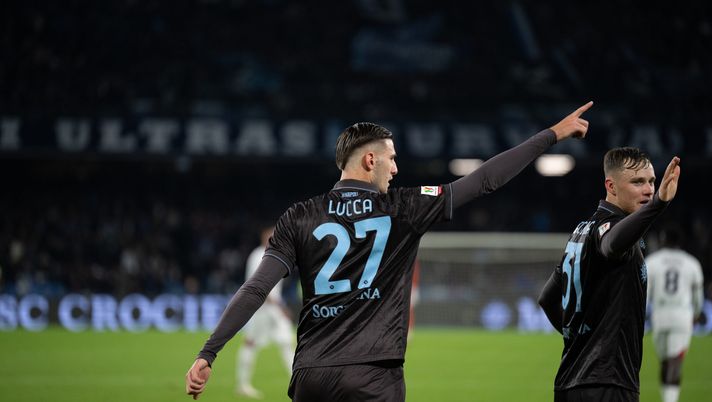 NAPLES, ITALY - DECEMBER 03: Lorenzo Lucca of SSC Napoli celebrates after scoring a goal during the SSC Napoli v Cagliari Calcio - Coppa Italia match at Stadio Diego Armando Maradona on December 03, 2025 in Naples, Italy. (Photo by SSCN Napoli/SSCN Napoli via Getty Images) Da Milano – Allegri vuole Lucca, idea di scambio con Loftus-Cheek! La situazione - immagine 1