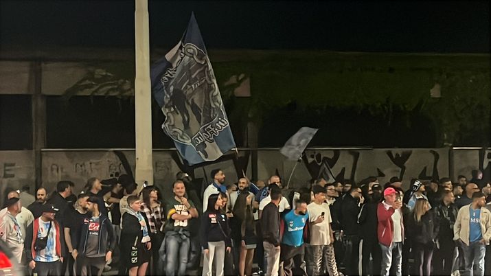 I calciatori del Napoli lasciano Capodichino in taxi, niente sfilata con il pullman - immagine 1