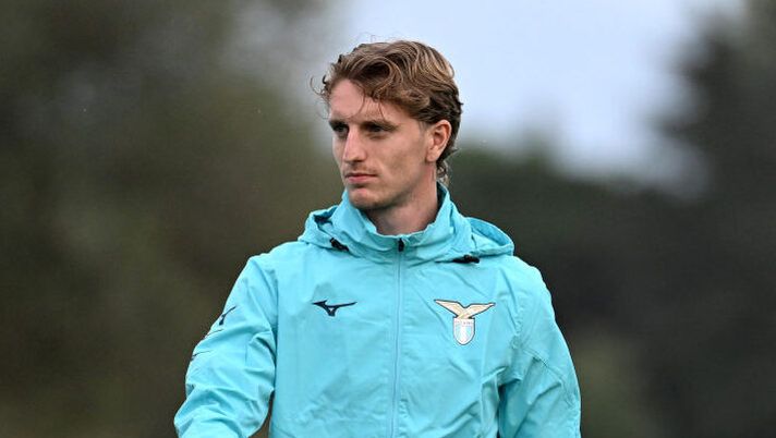 ROME, ITALY - NOVEMBER 06: Nicolò Rovella of SS Lazio during a training session, ahead of their UEFA Champions League group E match against Feyenoord, at Formello sport centre on November 06, 2023 in Rome, Italy. (Photo by Marco Rosi - SS Lazio/Getty Images) Lazio, Castellanos torna col Lecce. Rovella freme ma lo staff medico teme serva l’operazione - immagine 1