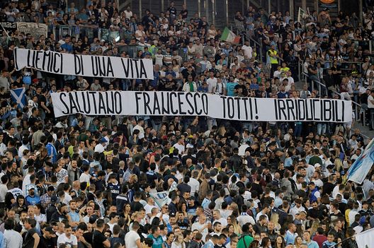 ROME, ROMA - MAY 21: Banner of Lazio fans of greeting to francesco totti during the Serie A match between SS Lazio and FC Internazionale at Stadio Olimpico on May 21, 2017 in Rome, Italy. (Photo by Marco Rosi/Getty Images) Derby della Capitale, una questione culturale. Simboli, identità, ironia e rivalità tra Lazio e Roma- immagine 7