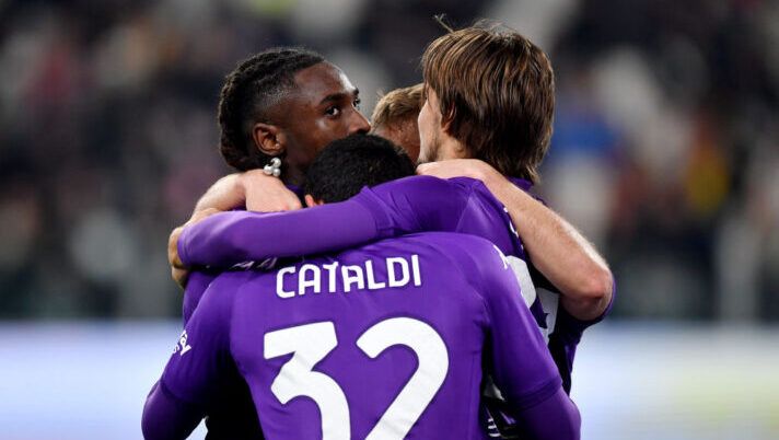 TURIN, ITALY - DECEMBER 29: Moise Kean of Fiorentina celebrates scoring his team's first goal with teammates during the Serie A match between Juventus and Fiorentina at Allianz Stadium on December 29, 2024 in Turin, Italy. (Photo by Valerio Pennicino/Getty Images) Palladino su Kean: “Gli ho dato amore e fiducia, lo volevo già al Monza! Cosa vedo in lui” - immagine 1