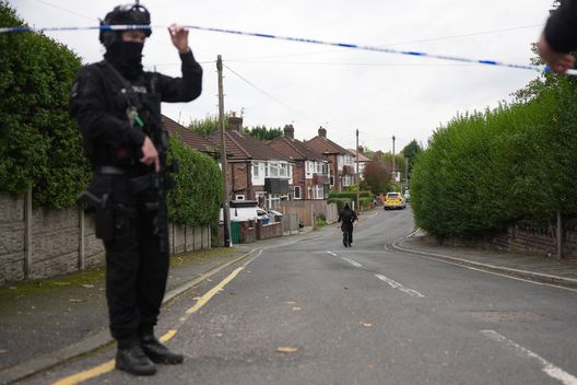 MANCHESTER, INGHILTERRA - 02 OTTOBRE: La Polizia ferma a Manchester il colpevole di un attentato all'esterno della Sinagoga recintando tutta la zona. (Photo by Christopher Furlong/Getty Images) Il cordoglio del Manchester City dopo l’attentato alla sinagoga di Heaton Park- immagine 2